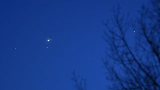ILLUSTRATION - Jupiter und Mars am Nachthimmel