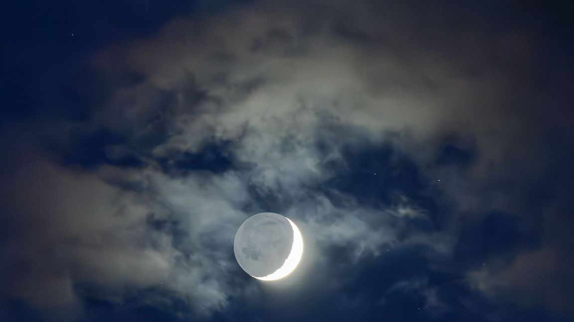 ILLUSTRATION - Die Mondsichel mit der Venus am frühen Abendhimmel