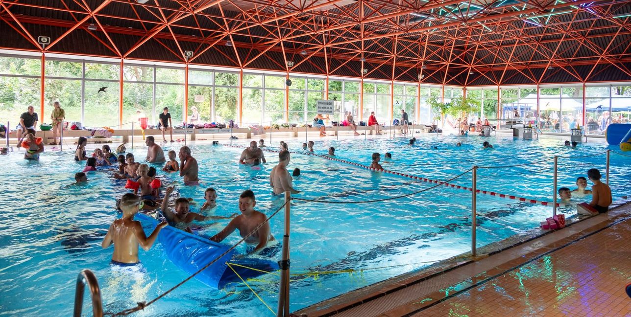 Die Badefreuden im Maichinger Garternhallenbad sind nur möglich durch den ehrenamtlichen Einsatz des Fördervereins. Bild: Nüssle/A