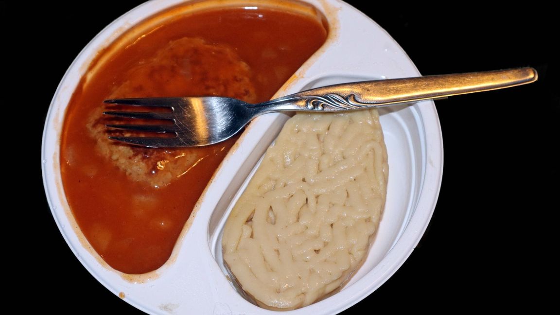 Lecker? Nö! Gesund? Nochmal nö! Fertiggericht in einer Kunststoffschale mit Fleisch, Sauce und Kartoffelpüree zum Erhitzen im Wasserbad.