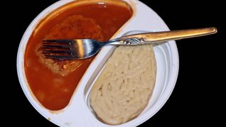 Lecker? Nö! Gesund? Nochmal nö! Fertiggericht in einer Kunststoffschale mit Fleisch, Sauce und Kartoffelpüree zum Erhitzen im Wasserbad.