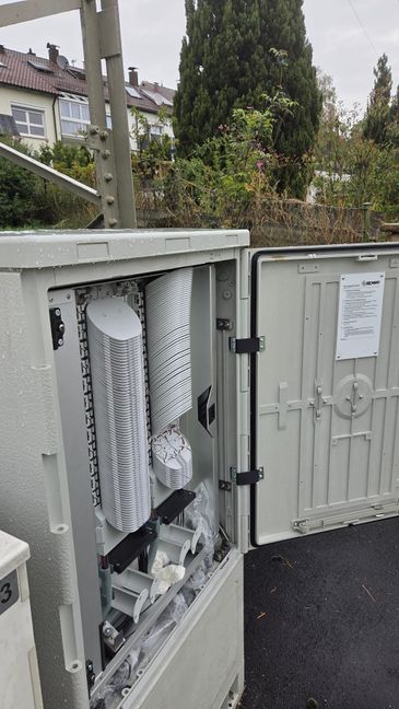 Ein Schrank mit den Kassetten im Wohngebiet Schleicher.