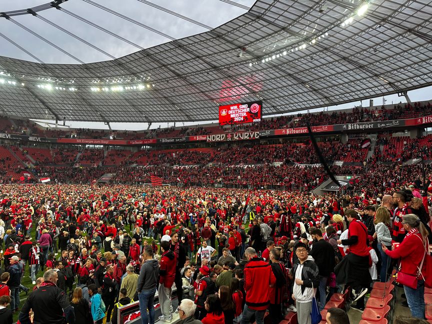 Die Leverkusener Fans haben nach dem 5:0 gegen Werder Bremen den Innenraum gestürmt und der Maichinger Jan-Niclas Heitjans war mittendrin.Bild:z