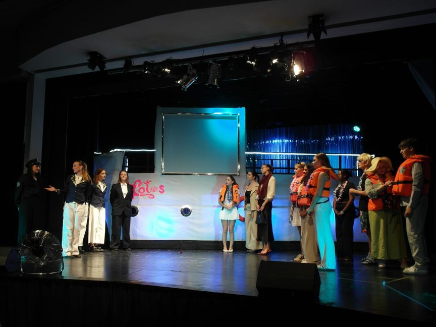 Die Goldberg Drama Group spielt „Death on a Cruise“ in der Aula des Sindelfinger Goldberg-Gymnasiums.