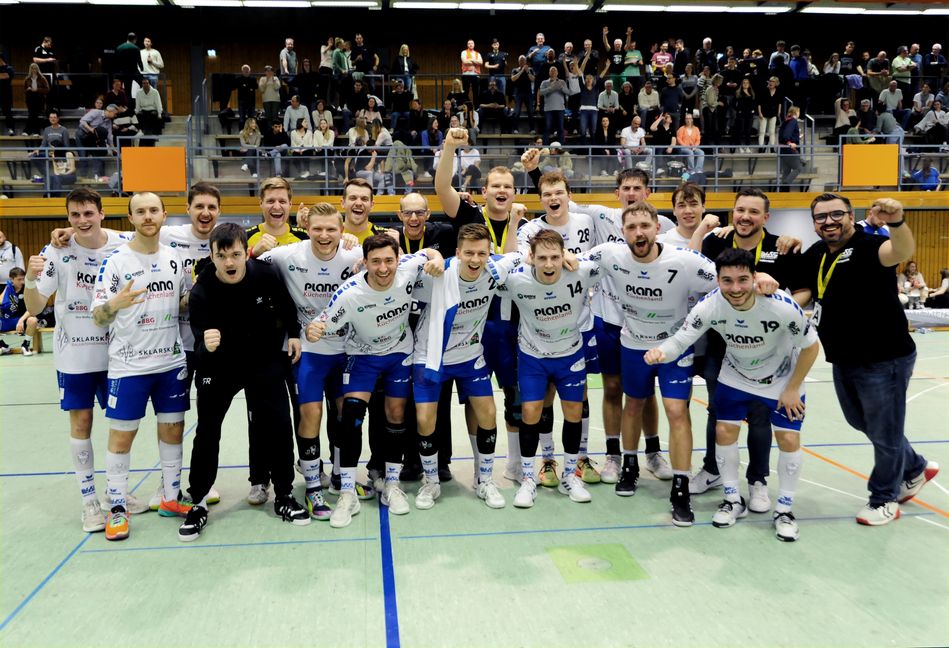 Raus mit Applaus: Das Team feiert sich selbst und die Zuschauern machen mit.Bild: Photostampe