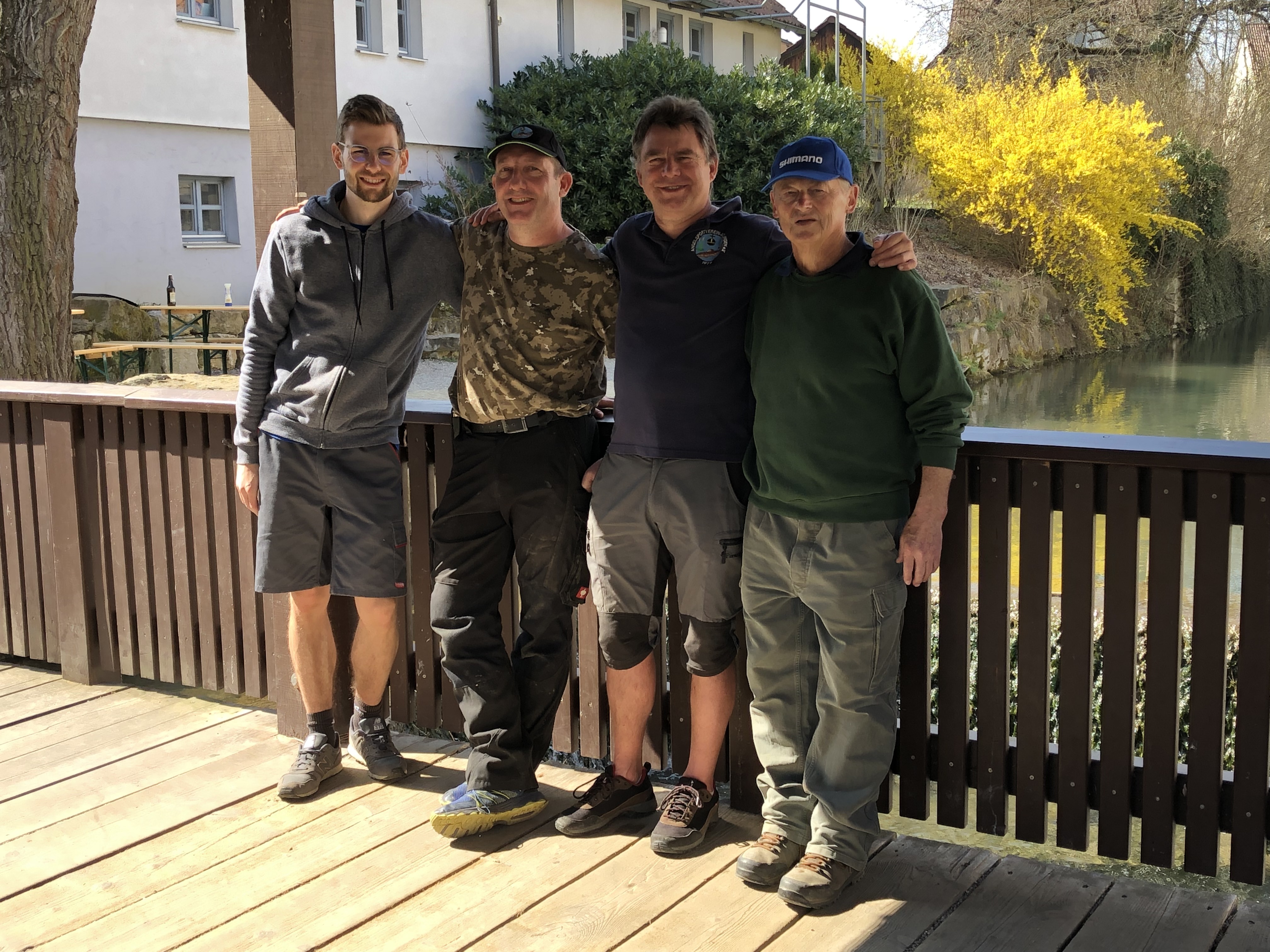 Das Pflanzteam vom Angelsportverein Aidlingen (von links): Sebastian Neumann, Thomas Pfann, Klaus Wohlbold und  Erich Prislan.        Bild: z
