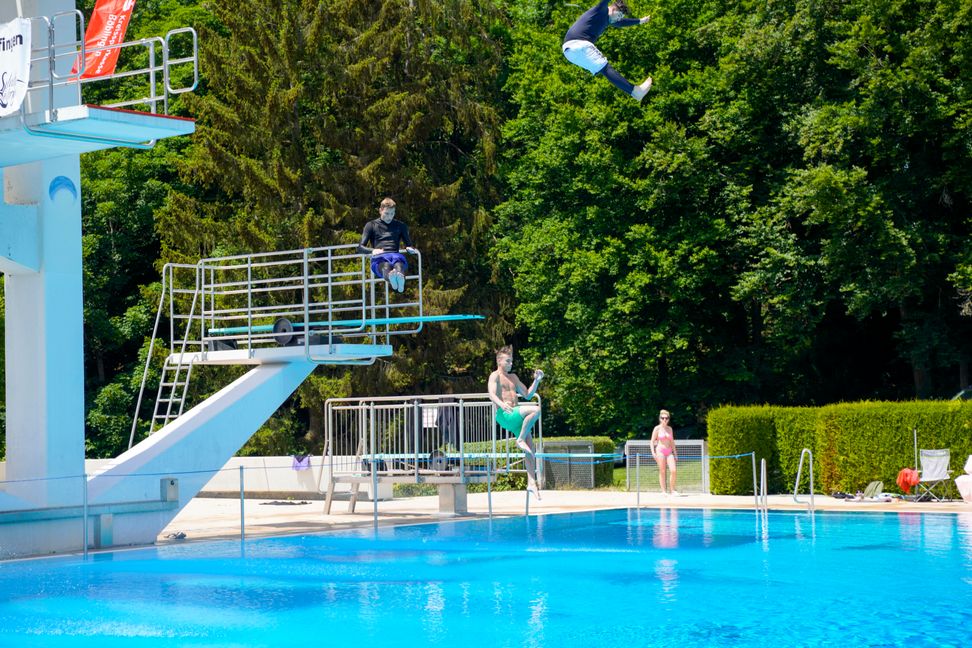 Splashdiving im Sindelfinger Freibad. Bild: Dettenmeyer
