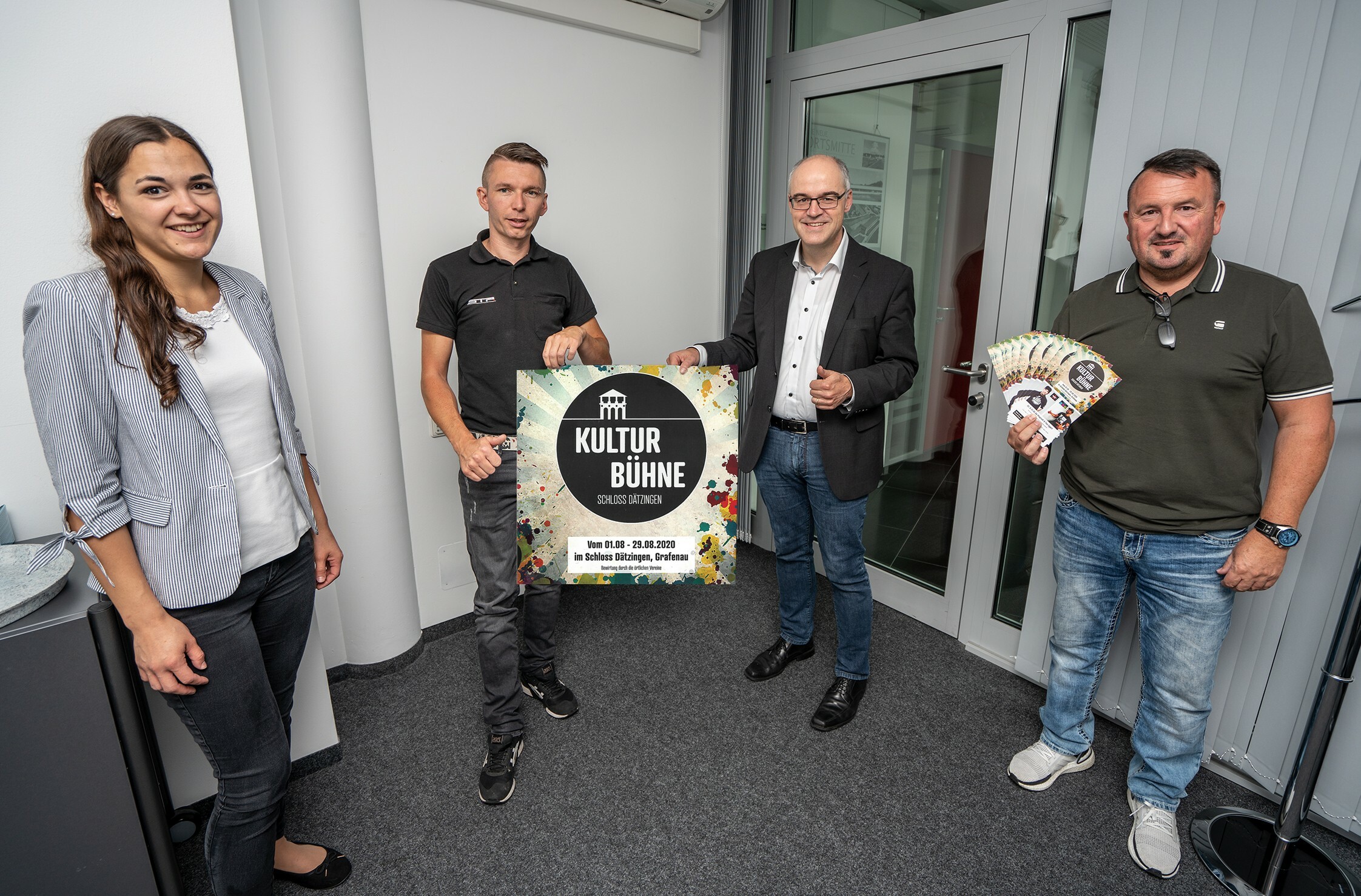 Im August startet die Kultur-Bühne im Dätzinger Schlosshof. Auf unserem Foto von links die stellvertretende Grafenauer Hauptamtsleiterin Lea Kreissl, Veranstaltungstechniker Thomas Uhl, Bürgermeister Martin Thüringer und Eventorganisator Tomas Sanchez Martinez.                           Bild: Richter