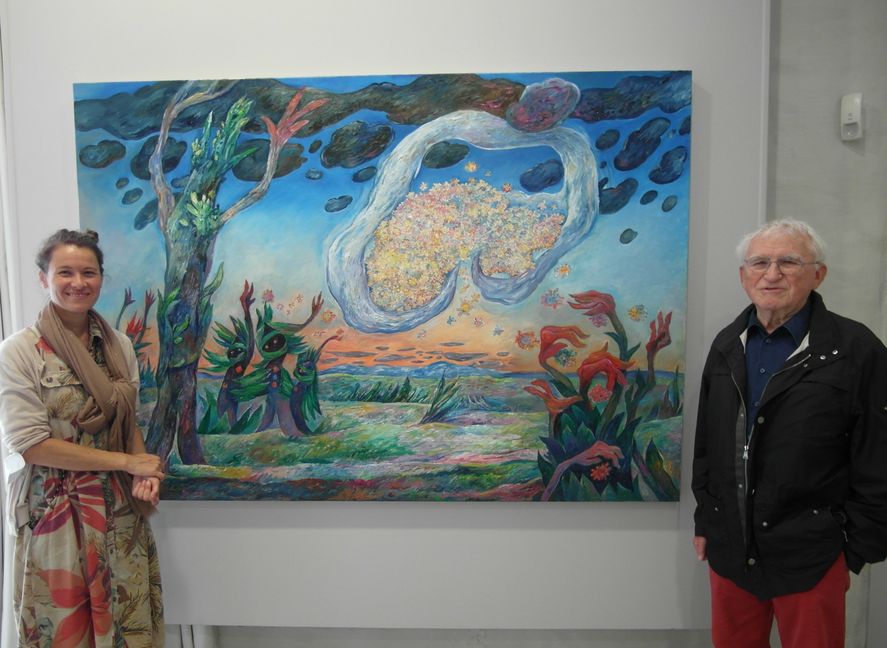 Corinna Steimel und Künstler Hans Bäuerle vor dessen Kunstwerk "Viren". Bild: Staber