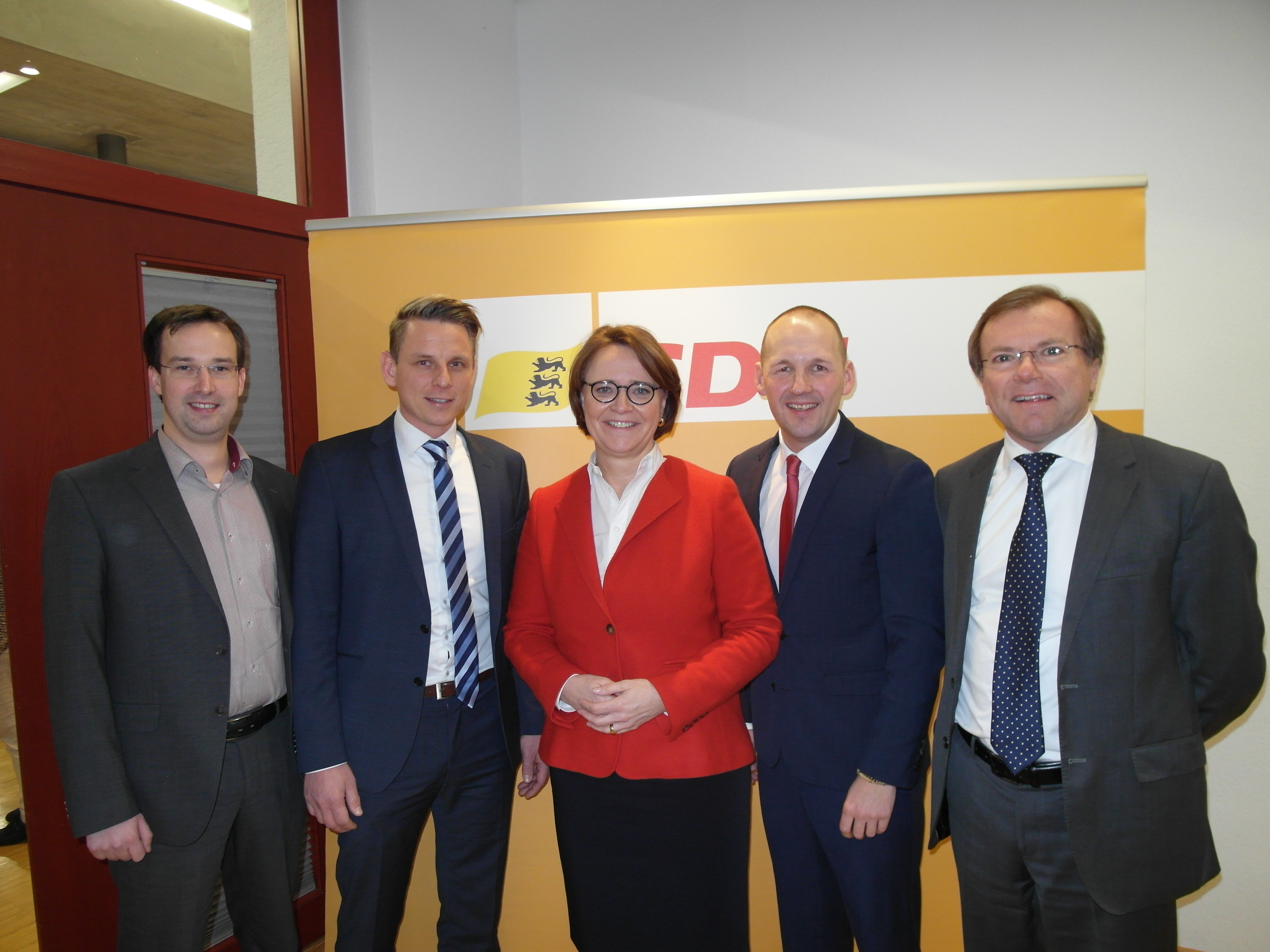 Dr. Daniel Schamburek (Bürgermeister von Schönaich), Markus Mezger (Vorsitzender des Schönaicher
CDU-Gemeindeverbands), Annette Widmann-Mauz (Staatsministerin bei der Bundeskanzlerin und Beauftragte der Bundesregierung für Migration, Flüchtlinge und Integration), Marc Biadacz (CDU-Bundestagsabgeordneter
für den Kreis Böblingen), Paul Nemeth (CDU-Landtagsabgeordneter aus Böblingen).