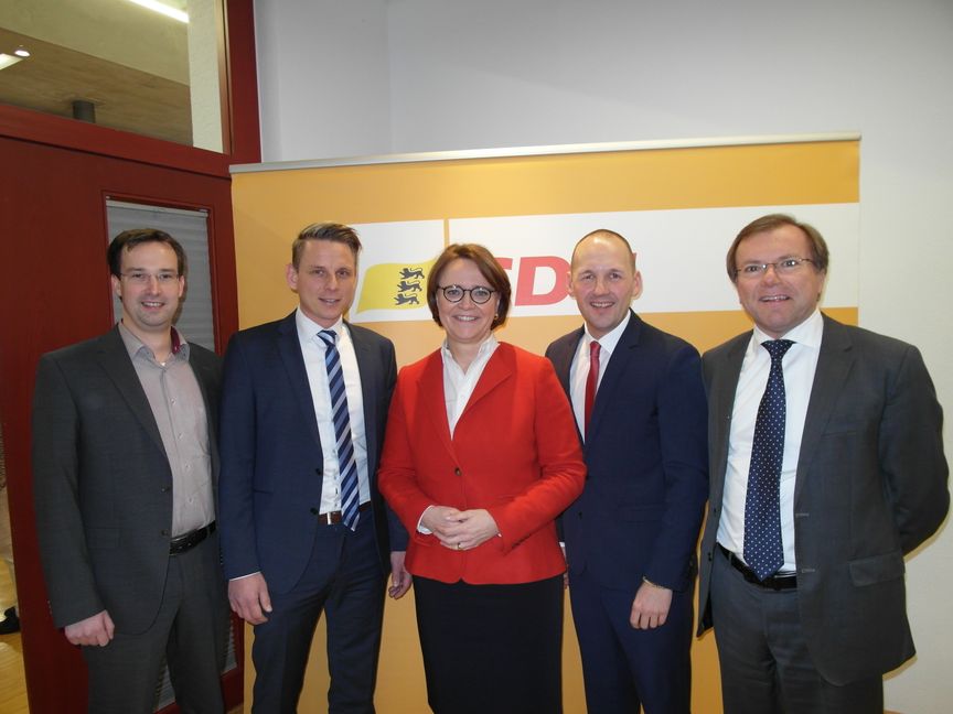 Dr. Daniel Schamburek (Bürgermeister von Schönaich), Markus Mezger (Vorsitzender des Schönaicher
CDU-Gemeindeverbands), Annette Widmann-Mauz (Staatsministerin bei der Bundeskanzlerin und Beauftragte der Bundesregierung für Migration, Flüchtlinge und Integration), Marc Biadacz (CDU-Bundestagsabgeordneter
für den Kreis Böblingen), Paul Nemeth (CDU-Landtagsabgeordneter aus Böblingen).