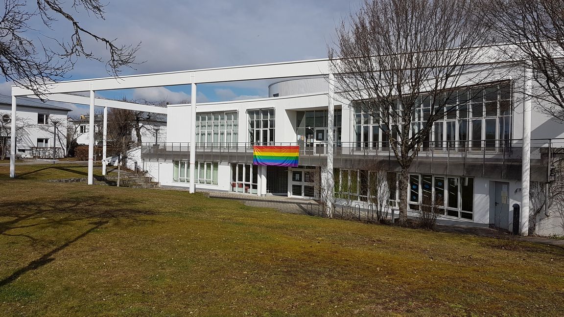 regenbogenfahne - ökumenisches gemeindezentrum - böblingen - diezenhalde