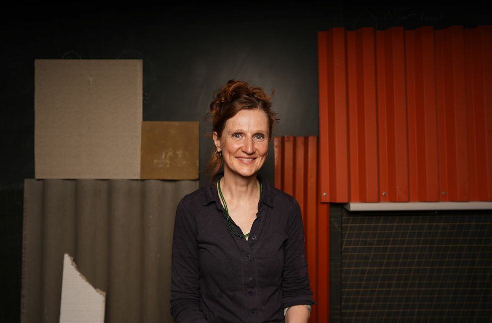 Die Architektin Kerstin Müller ist Geschäftsführerin von Zirkular, achplanung für Kreislaufwirtschaft und Wiederverwendung im Bauwesen. Sie hat an der Universität in Stuttgart sowie an der École d´Architecture de Lyon Architektur studiert. Sie arbeitete ab 2013 im Baubüro in situ Basel als Architektin und hatte dort mehrere Wiederverwendungsprojekte begleitet. Zuvor sammelte sie langjährige internationale Erfahrung in Vancouver, Kanada und Wien, Österreich. Ab 2019 war sie Mitglied der Geschäftsleitung der baubüro in situ ag.