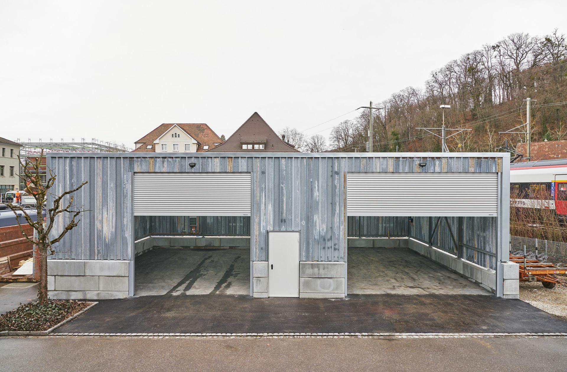 Dies ist die Außenansicht des Unterstands. Beim Primeo Energie Unterstand konnte die komplette Stahlkonstruktion und auch die verzinkte Trapezblechhülle mit rückgebauten Teilen von zwei unterschiedlichen Gebäuden erstellt werden.