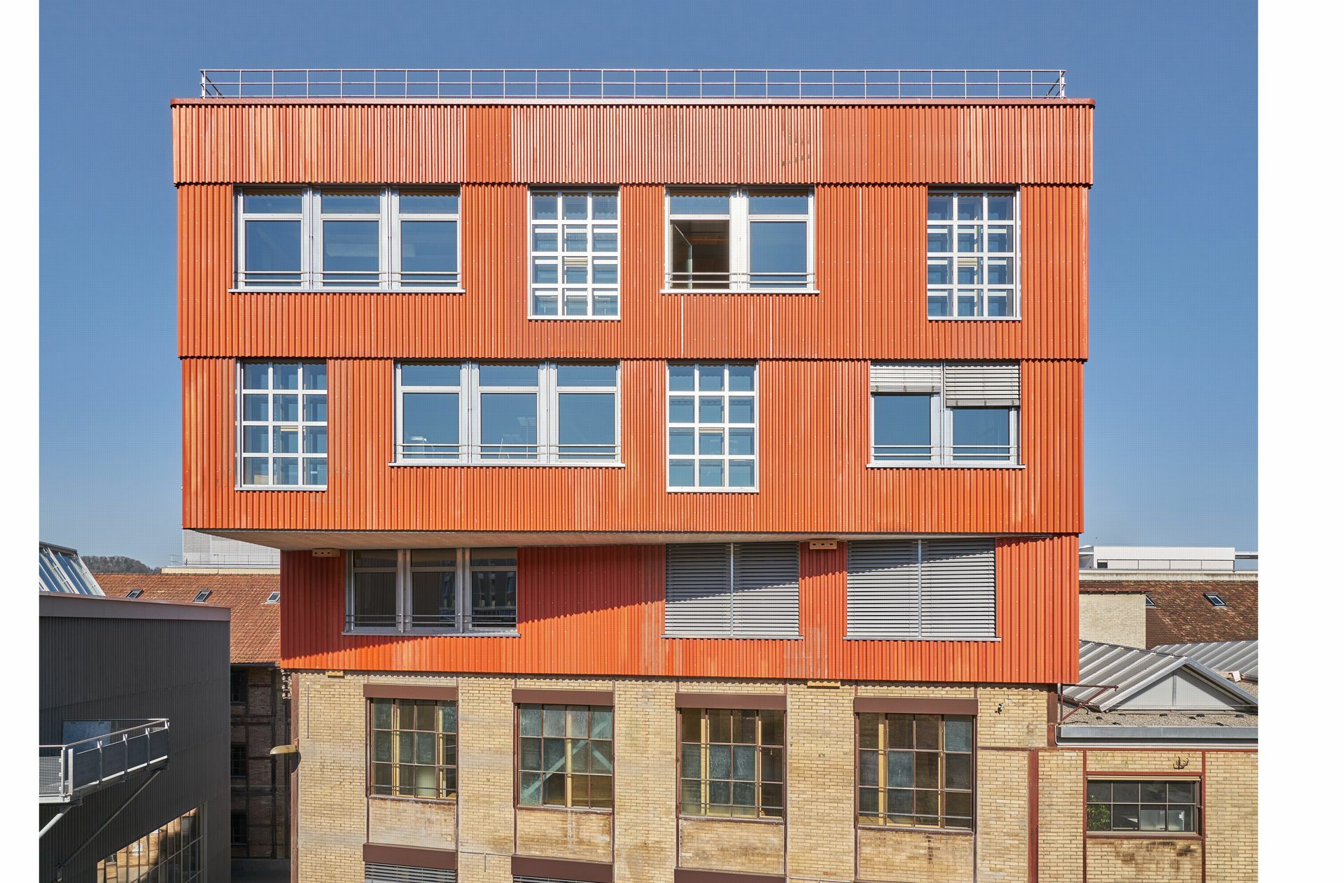 K 118 Kopfbau Halle in Winterthur: Auf dem Lagerplatz in Winterthur stockte Zirkular  eine bestehende Lagerhalle auf mit dem Ziel, möglichst viele Bauteile aus Rückbauten zu verwenden.  Die Struktur der Halle 118 wurde mit den Stahlträgern geplant, die aus dem Teilabbruch der coop Verteilzentrale auf dem Lysbüchelareal in Basel stammen. Erschlossen werden die neuen Geschosse durch eine Außentreppe aus Stahl des abgebrochenen Bürogebäudes Orion in Zürich. Zirkular begleitete das Projekt K118 von der Bauteilsuche und dem damit eng verschränkten Entwurf über die Lagerverwaltung der gefundenen bis zur Bauausführung. Dafür gab es Auszeichnungen: Prix Acier 2021 – Recognition, Holcim Award for Sustainable Construction – Global & European Gold Winner.