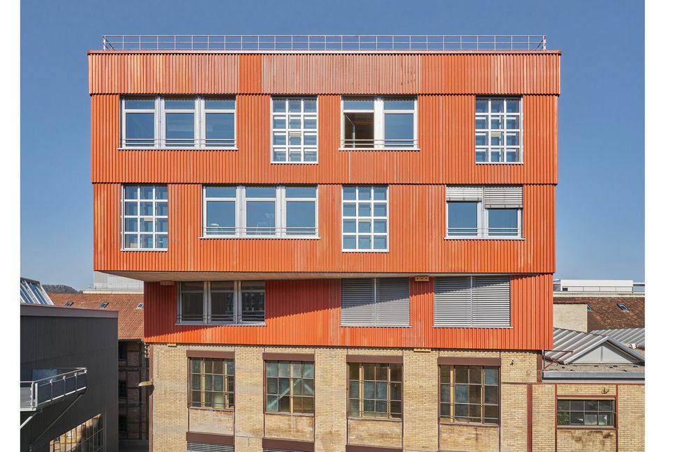 K 118 Kopfbau Halle in Winterthur: Auf dem Lagerplatz in Winterthur stockte Zirkular  eine bestehende Lagerhalle auf mit dem Ziel, möglichst viele Bauteile aus Rückbauten zu verwenden.  Die Struktur der Halle 118 wurde mit den Stahlträgern geplant, die aus dem Teilabbruch der coop Verteilzentrale auf dem Lysbüchelareal in Basel stammen. Erschlossen werden die neuen Geschosse durch eine Außentreppe aus Stahl des abgebrochenen Bürogebäudes Orion in Zürich. Zirkular begleitete das Projekt K118 von der Bauteilsuche und dem damit eng verschränkten Entwurf über die Lagerverwaltung der gefundenen bis zur Bauausführung. Dafür gab es Auszeichnungen: Prix Acier 2021 – Recognition, Holcim Award for Sustainable Construction – Global & European Gold Winner.