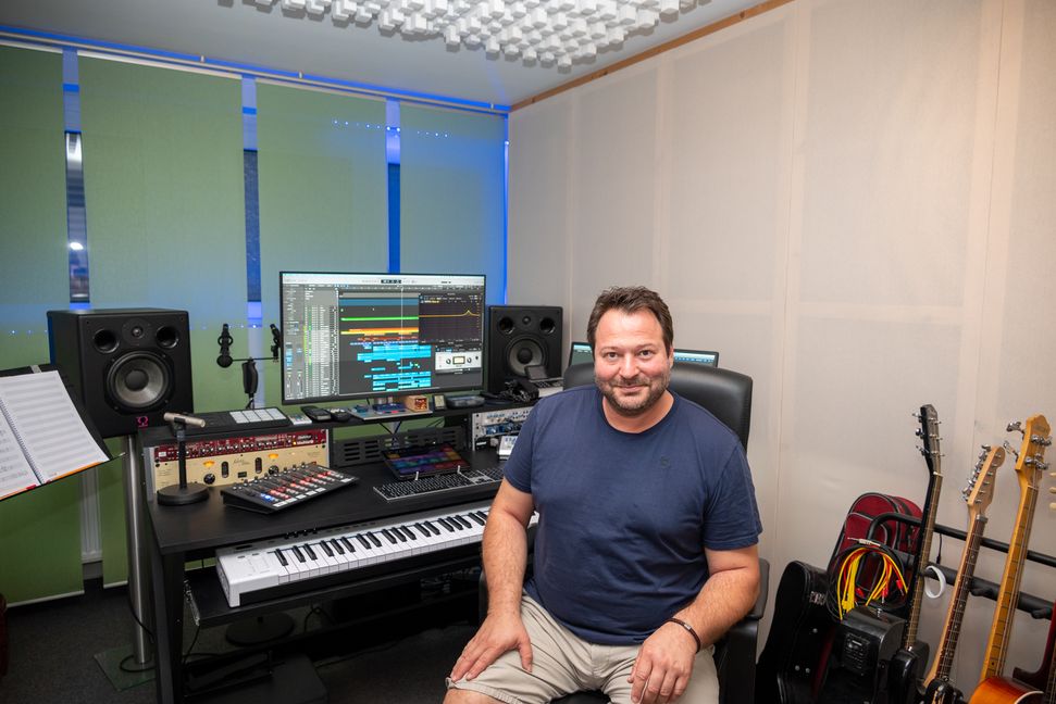 Der Schönaicher Jochen Schild in seinem Tonstudio. Bild: Nüssle