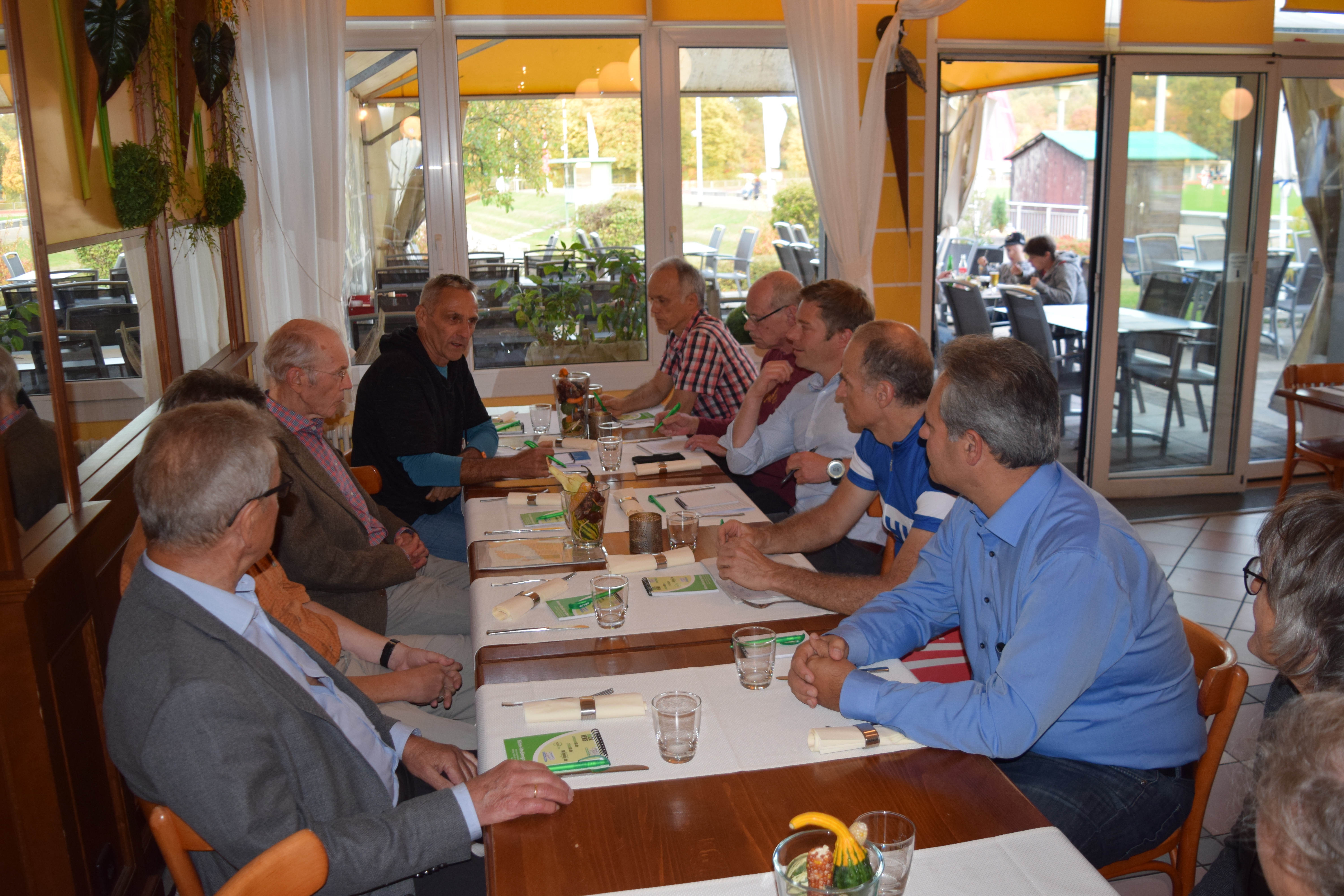 Muntere Diskussion im Restaurant Paladion in Böblingen.	Bild: Krauter