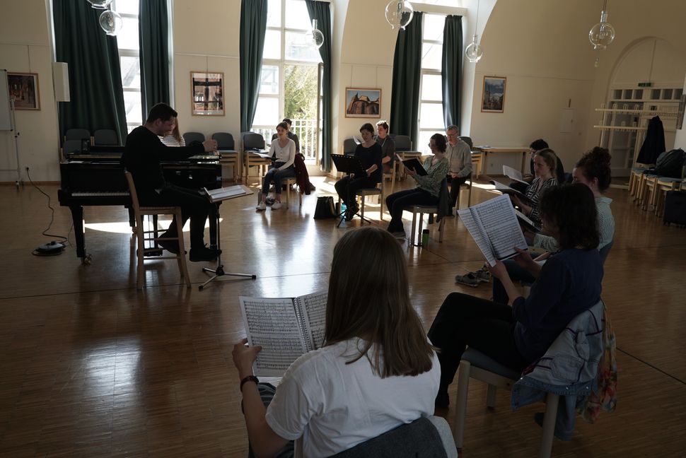 Bereits Ende März probte das Sindelfinger Vokalkabinett mit Daniel Tepper im Stiftshof. Bild: Heiden