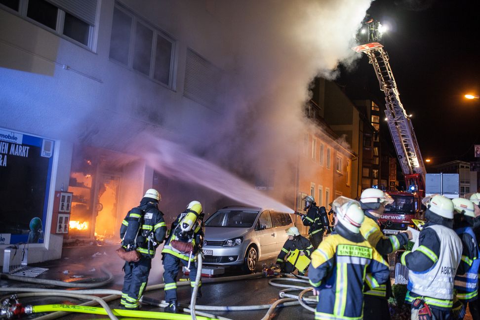 Die Feuerwehr geht an ihre Grenzen. Bild: fotoknobi