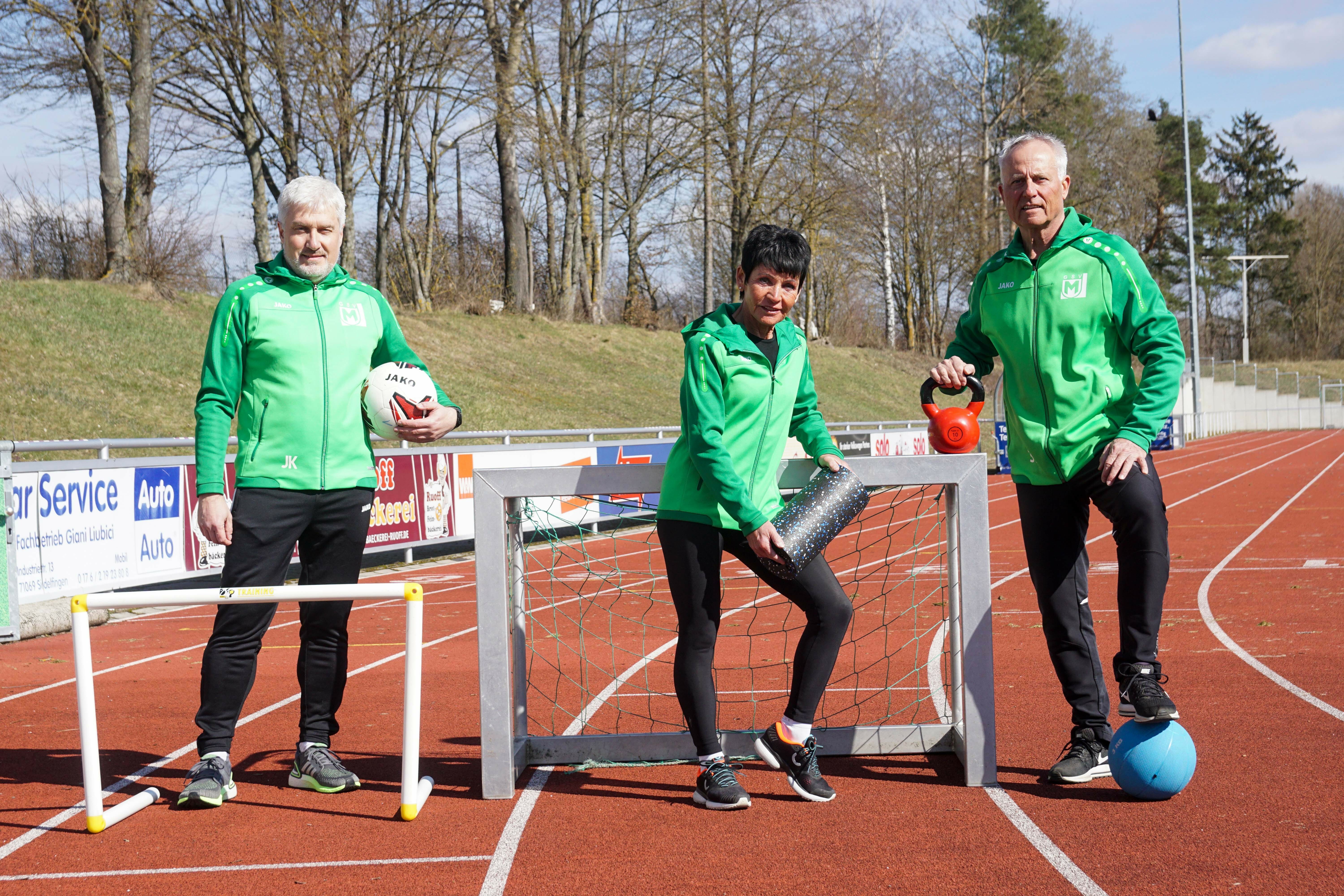 Rehatrainer Jochen Kienle und die Athletik-Trainer Linde und Peter Wochele (von links) lassen sich einiges einfallen für die GSV-Kicker.  Bild: Dettenmeyer