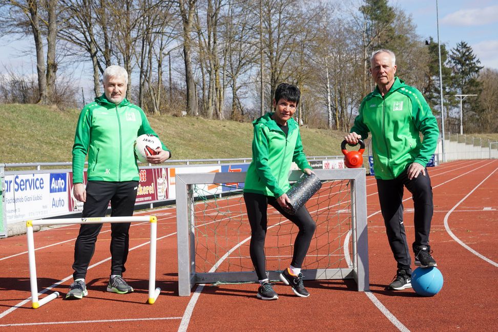 Rehatrainer Jochen Kienle und die Athletik-Trainer Linde und Peter Wochele (von links) lassen sich einiges einfallen für die GSV-Kicker.  Bild: Dettenmeyer