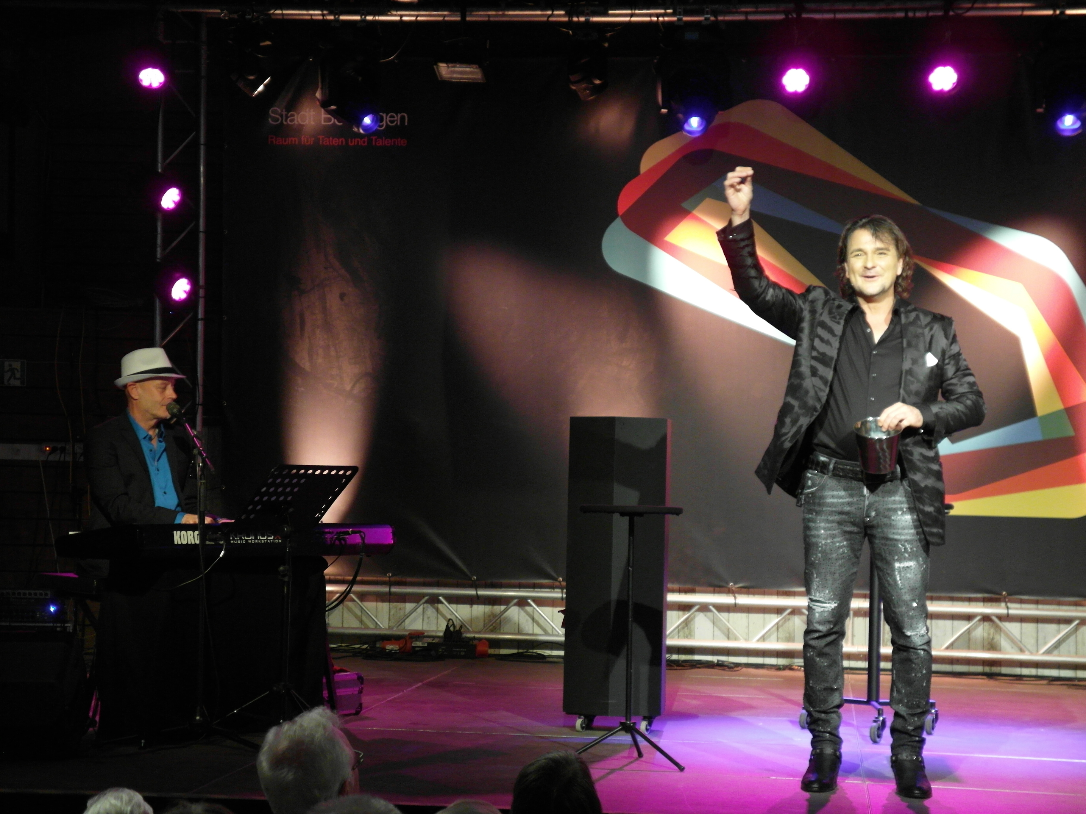Begleitet von Randy Lee Kay am Piano hat der Stuttgarter Thorsten Strotmann (rechts) in der ausverkauften Alten Tüv-Halle Böblingen im Rahmen der städtischen Veranstaltungsreihe "Sommer am See" mit seiner Magic Show eine hervorragend funktionierende Mischung aus Zauberkunst und Comedy präsentiert und damit gut 220 Zuschauerinnen und Zuschauer verzaubert und begeistert.    Bild: Staber