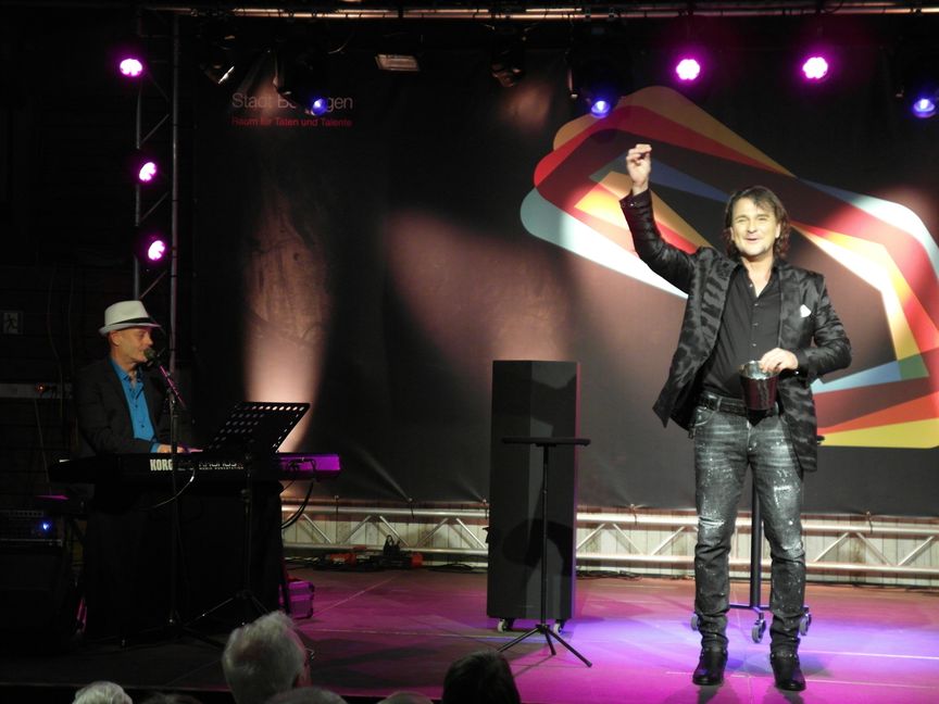 Begleitet von Randy Lee Kay am Piano hat der Stuttgarter Thorsten Strotmann (rechts) in der ausverkauften Alten Tüv-Halle Böblingen im Rahmen der städtischen Veranstaltungsreihe "Sommer am See" mit seiner Magic Show eine hervorragend funktionierende Mischung aus Zauberkunst und Comedy präsentiert und damit gut 220 Zuschauerinnen und Zuschauer verzaubert und begeistert.    Bild: Staber