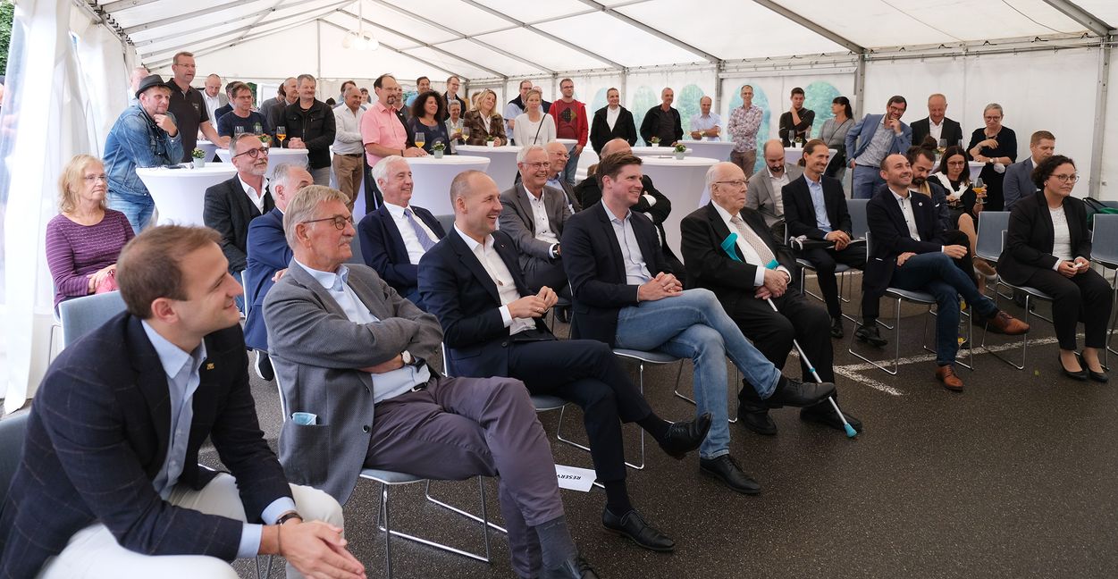 25 Jahre Softwarezentrum – die Festversammlung im Partyzelt. Bilder: Reichert