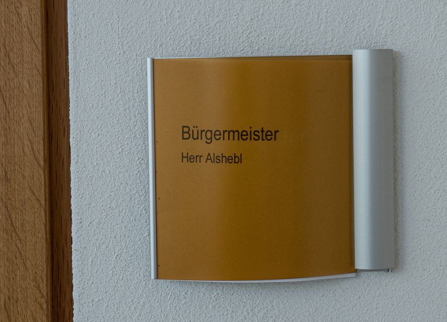 Das neue Namensschild von Ryan Alshebl  vor seinem Amtszimmer  ist schon angebracht. Bild: Richter
