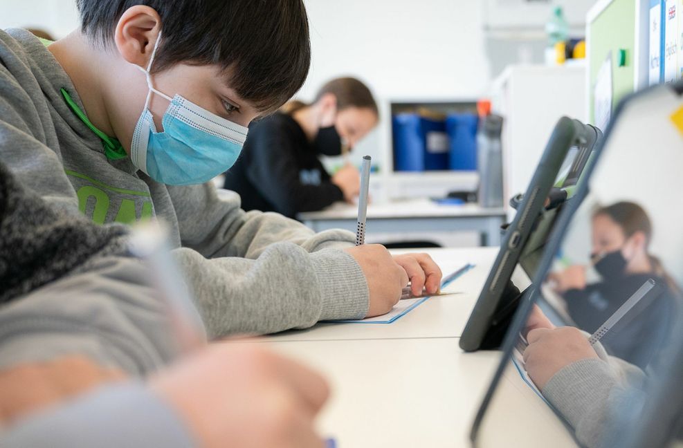 Masken sind inzwischen verfügbar. Doch es fehlt an Testmöglichkeiten für einen sicheren Schulbetrieb. Foto: dpa