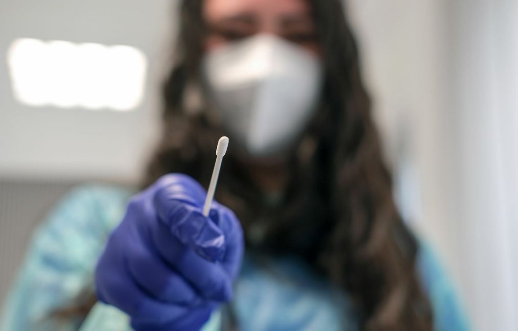 Um auch bei der Omikron-Variante möglichst genaue Schnelltest-Ergebnisse zu erhalten, stellen die Testzentren im Kreis Böblingen ihr Abstrichverfahren um. Bild: RioPatuca Images/Adobe Stock