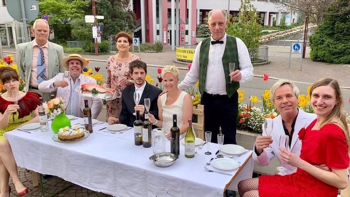 Die Schaubühne Sindelfingen hat „Die Kleinbürgerhochzeit“ letzten Sommer im Serenadenhof gespielt, ab Freitag wird das Stück im Theaterkeller aufgeführt.   Bild: Staber