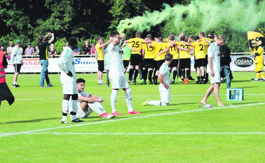 Die Blicke gehen ins Leere, der GSV Maichingen ist am Boden und muss dem FV 08 Rottweil beim Feiern zuschauen. Bild: Photo 5