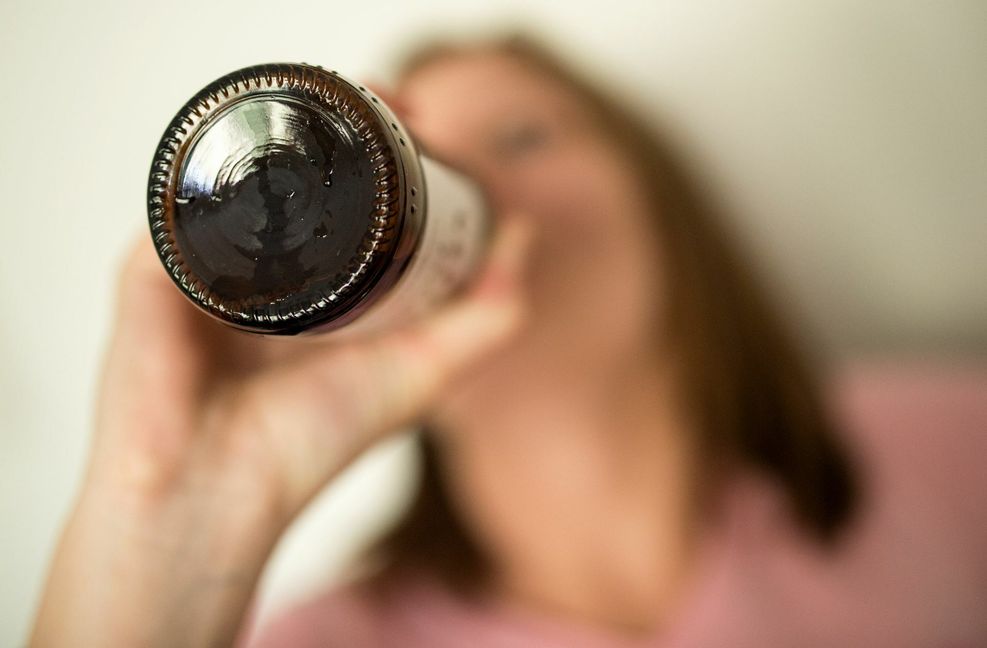 Elf Prozent der Befragten trinkt täglich Alkohol.
 Foto: Alexander Heinl/dpa