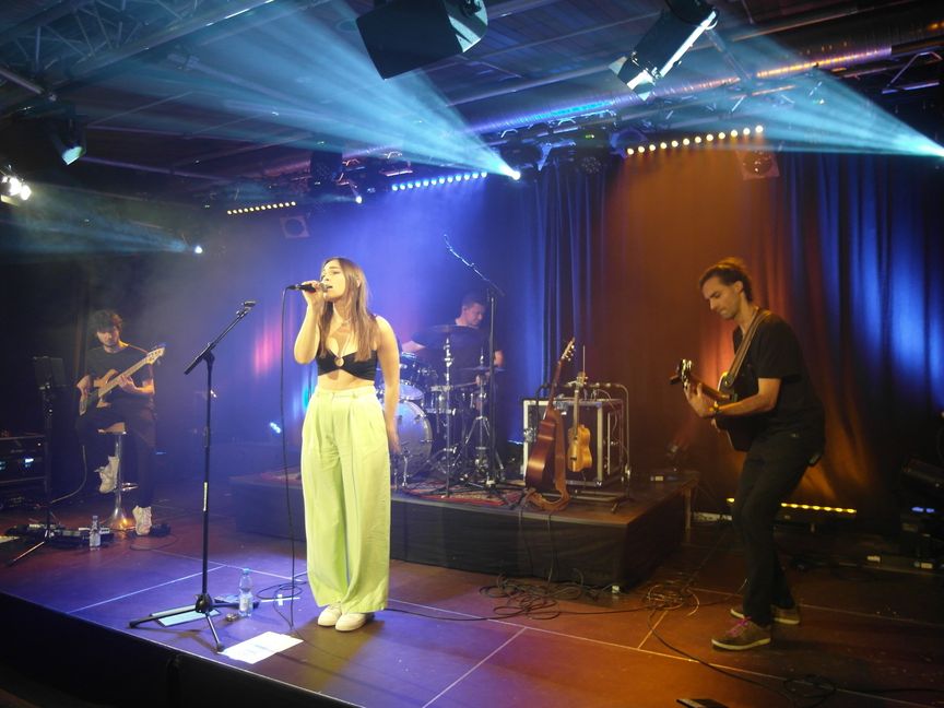 Mit ihrem Band-Projekt Jules ist die Sängerin Jule Borchhardt im Sindelfinger Pavillon aufgetreten. Mit Jonas Stephan am Schlagzeug, Joe Finsler an der Gitarre und Moritz Holdenried am Bass präsentierte die Böblingerin Indie-Pop von melancholisch bis tanzbar.   Bild: Staber