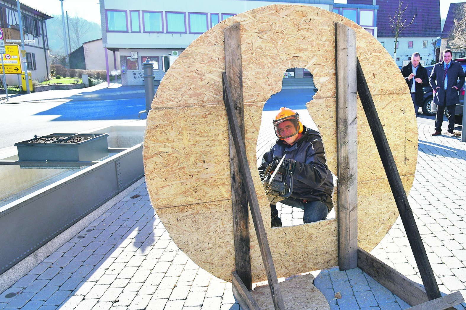 Thomas Putze präsentiert den Entwurf für sein Kunstwerk, das auf dem Rohrauer Dorfplatz Platz finden soll. Bild: Holom