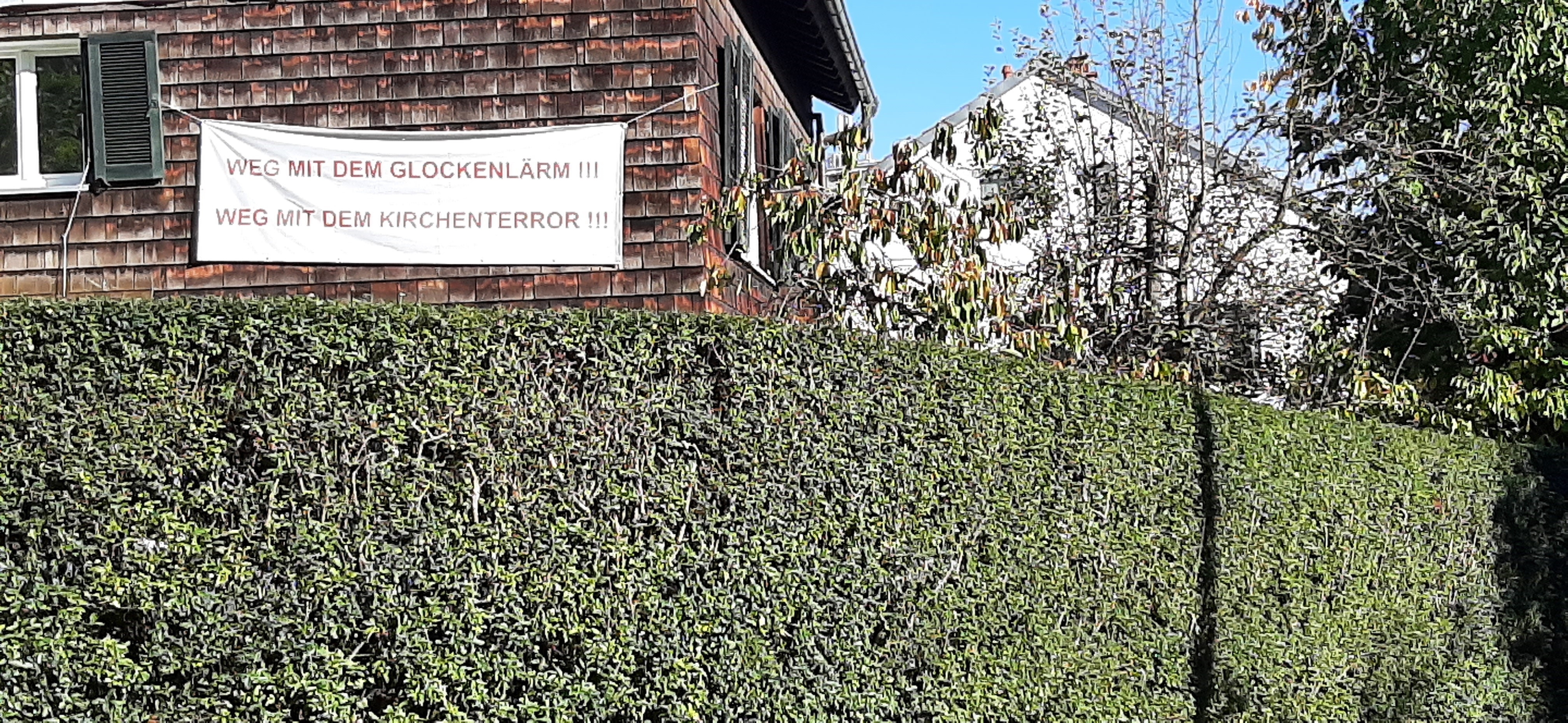 Ferdinand Walter tut seinen Ärger über das Glockengeläut weithin sichtbar kund. Bild: Elbers