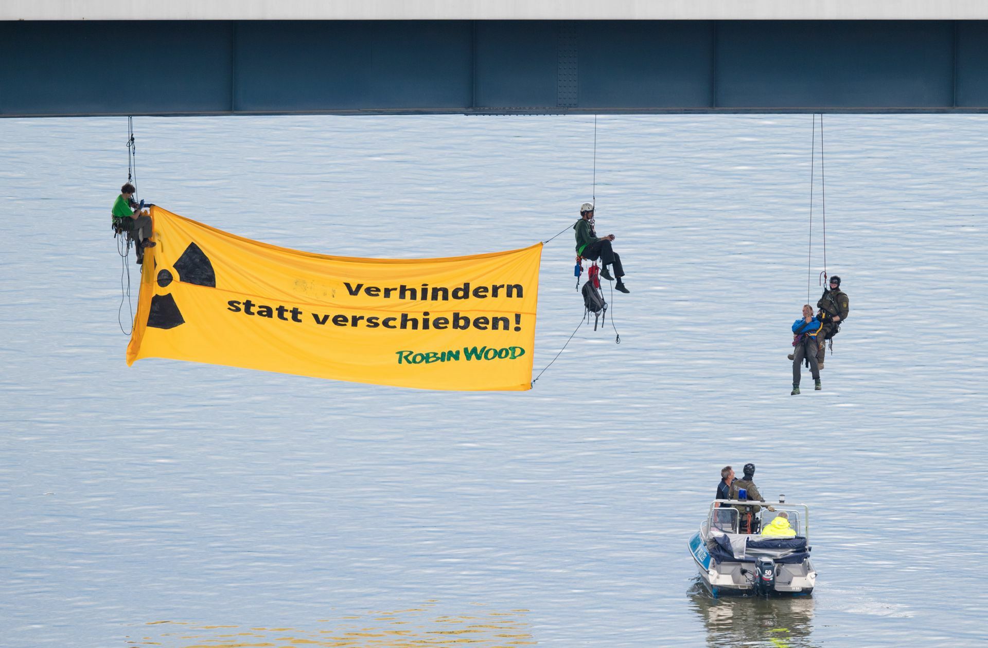 Er wurde von Protesten begleitet – wie hier von der Umweltschutzorganisation Robin Wood.