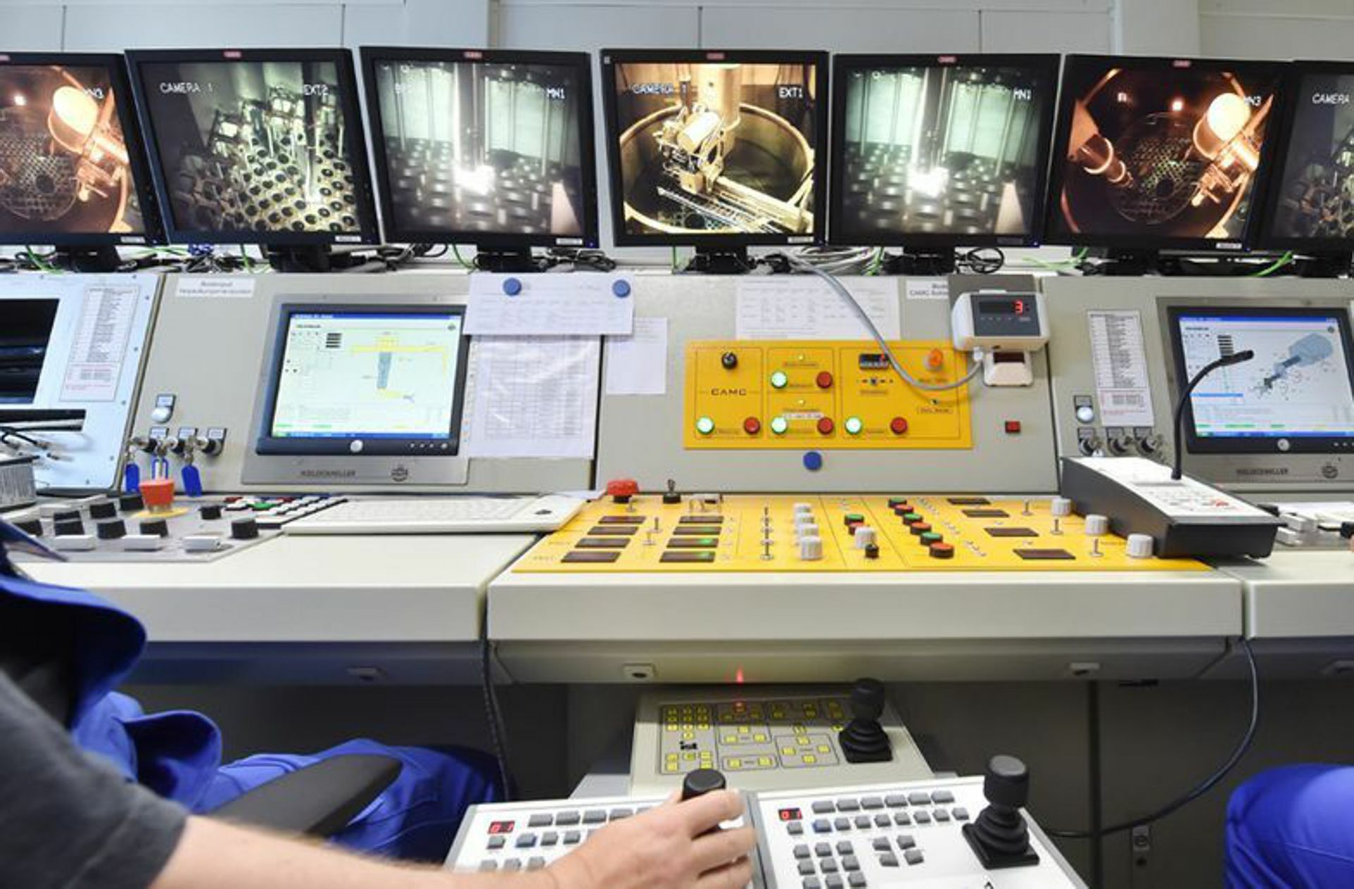 Im Inneren der Anlage war das anders. Per Fernsteuerung wurden unter Wasser die radioaktiven Bauteile auseinander genommen.