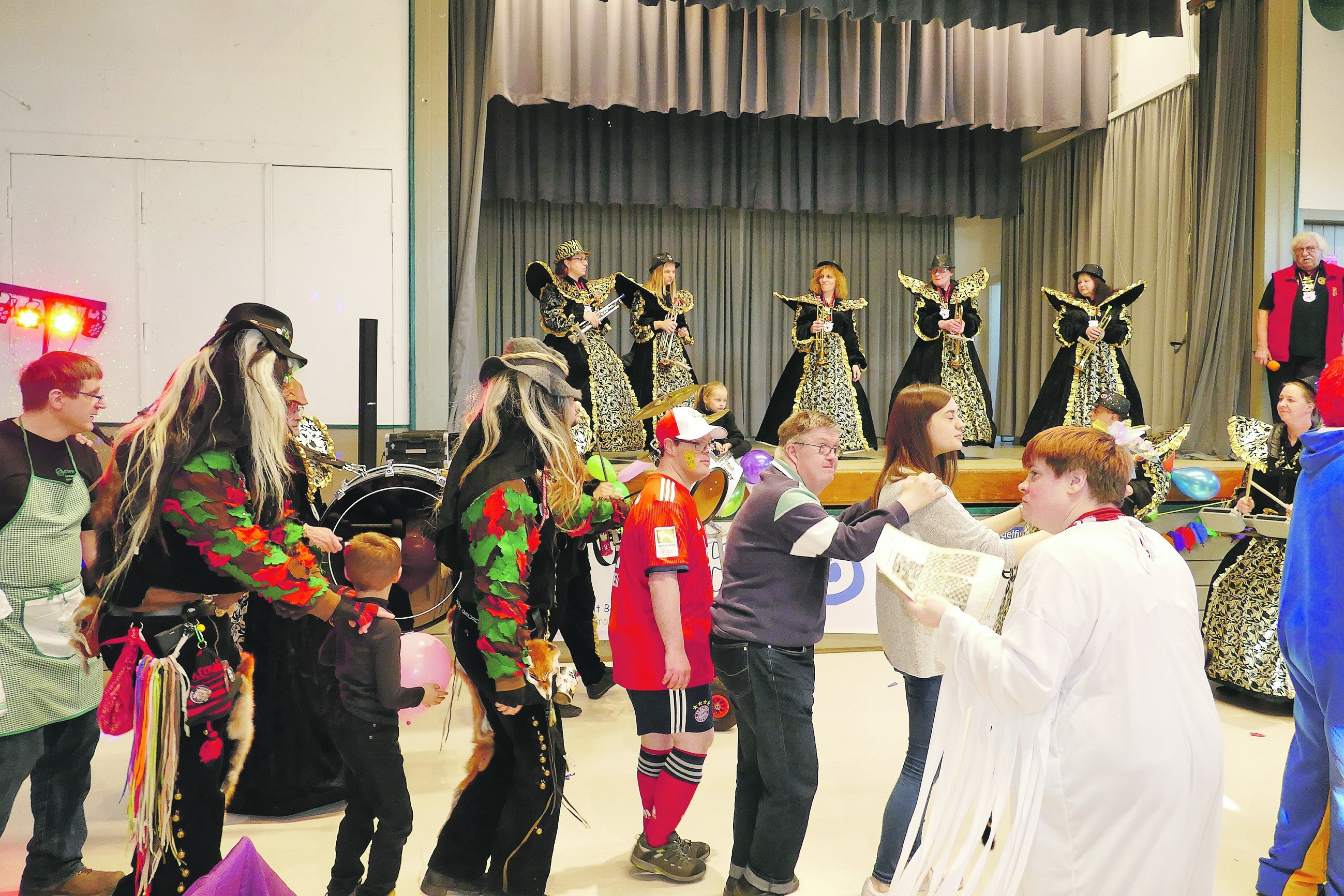 Ein buntes, fröhliches Fest war der Fasching für Menschen mit Behinderungen in der Maichinger Turn- und Festhalle. Bild: Lück