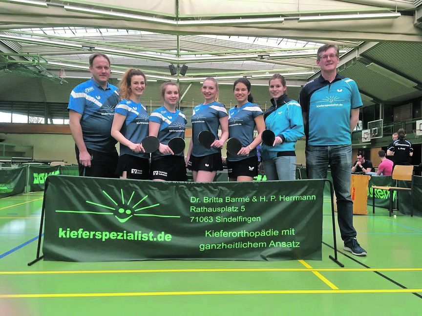 Meister-Trainer Oliver Appelt, Natalie Bacher, Sandra Koziol, Nathalie Richter, Jasmin Lorenz, Katharina Huber, Manager Bernd Petzsche (von links). Bild. Holzapfel