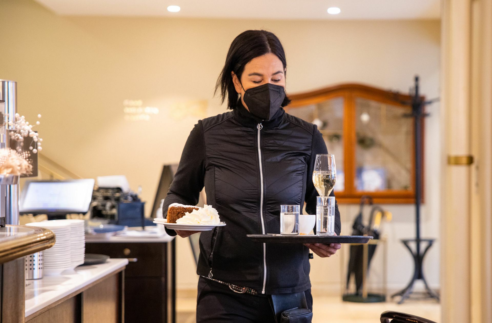 Arbeitnehmer im Einzelhandel oder in der Gastronomie haben oft mehrere Jobs. Foto: dpa/Expa