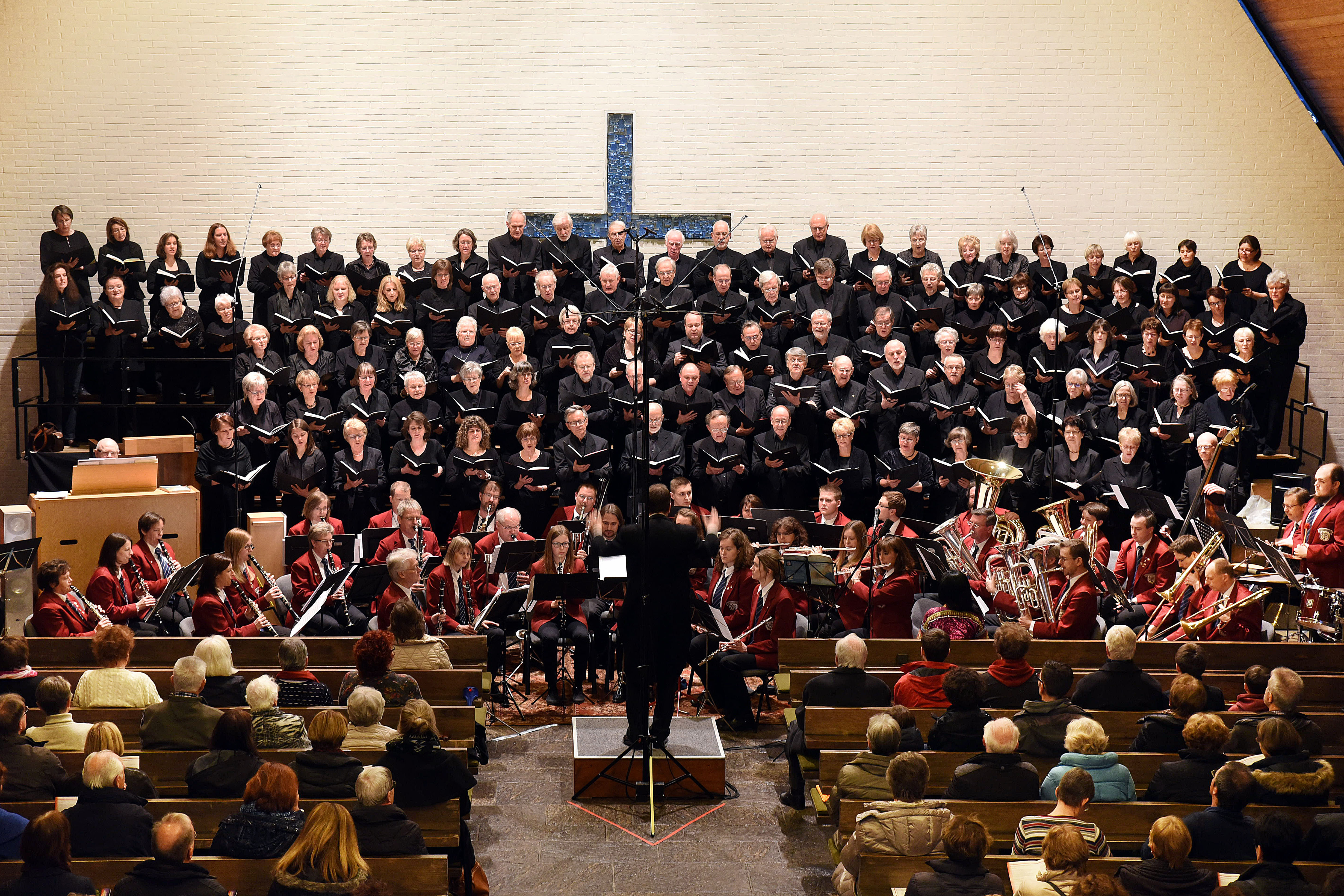 Unter der Leitung von Michael Kuhn führt der Chor der Johanneskirche zusammen mit dem Sinfonischen Blasorchester der Stadtkapelle Sindelfingen am Donerstag, 6. und Freitag, 7. April das "Stabat Mater" von Karl Jenkins in der Johanneskirche auf.    Bild: Volker Winkler