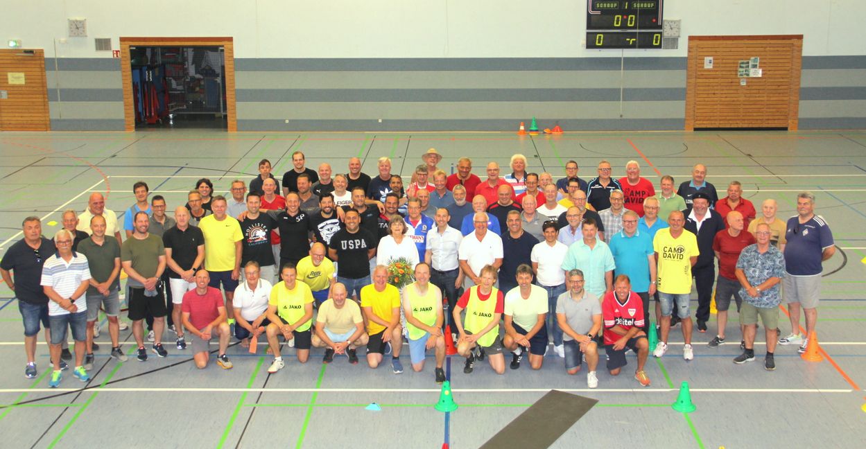 Werner Wolf mit seinen ehemaligen Schützlingen in der Sporthalle auf der Diezenhalde. Bild: Oberdorfer