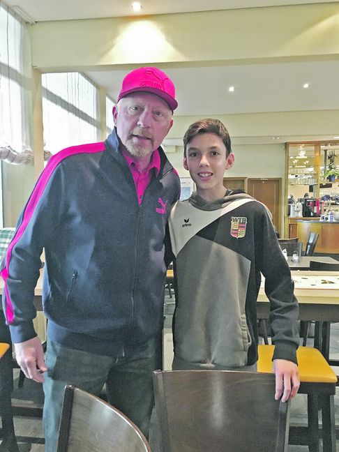 Ein Foto mit dem dreimaligen Wimbledon-Sieger und Tennis-Überflieger Boris Becker: Eddie Schmidt ist im Glück. Bild: Volkmann
