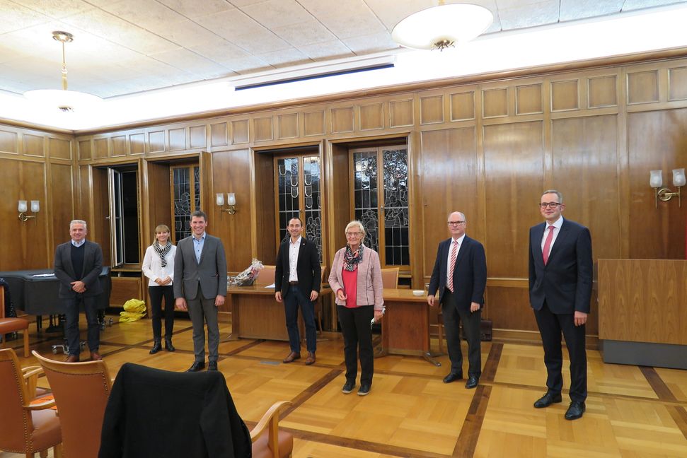 Auf unserem Foto (von links): Gianfranco Paradisi, Monika Gisi-Büttner, Daniel Wengenroth, OB Dr. Stefan Belz, Rosemarie Späth, Richard Kriegbaum, Michael Fritz.              Bild: z