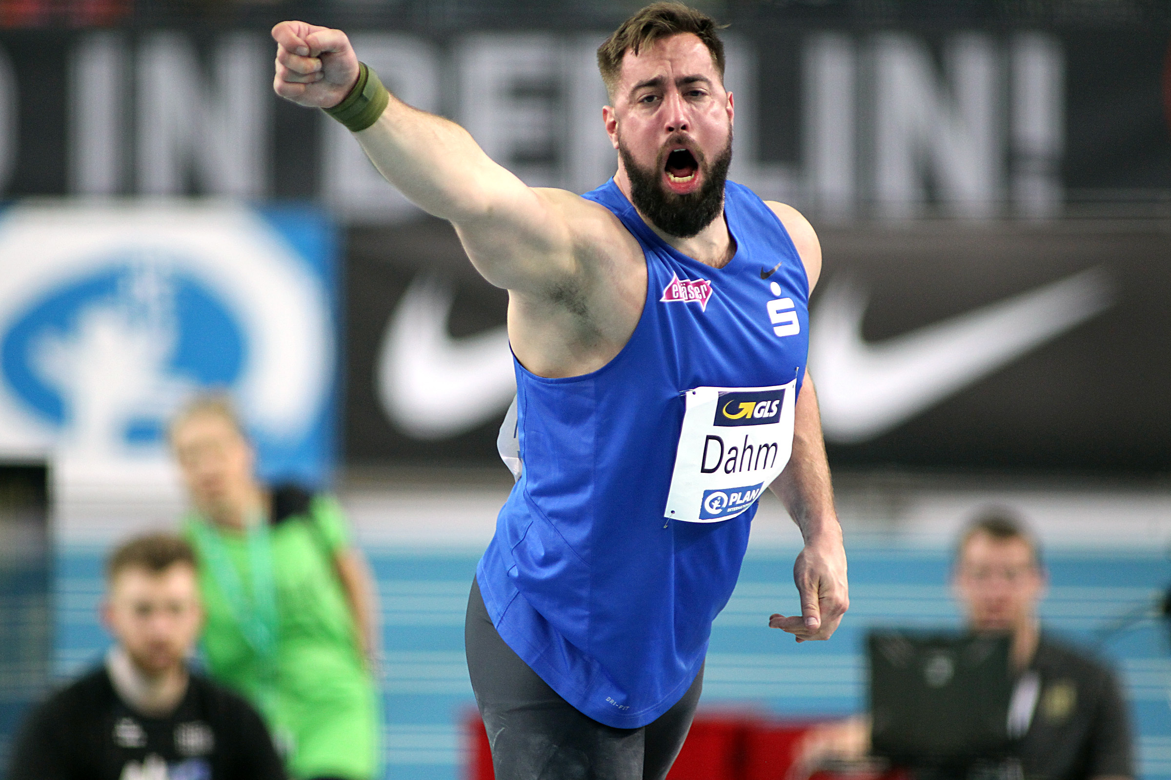 Freude und Anspannung müssen raus: Der Sindelfinger Kugelstoßer Tobias Dahm konnte sich mit einem Stoß über 19,42 Meter bei den deutschen Meisterschaften in Leipzig die Silbermedaille um den Hals hängen.     Bilder: Ralf Görlitz