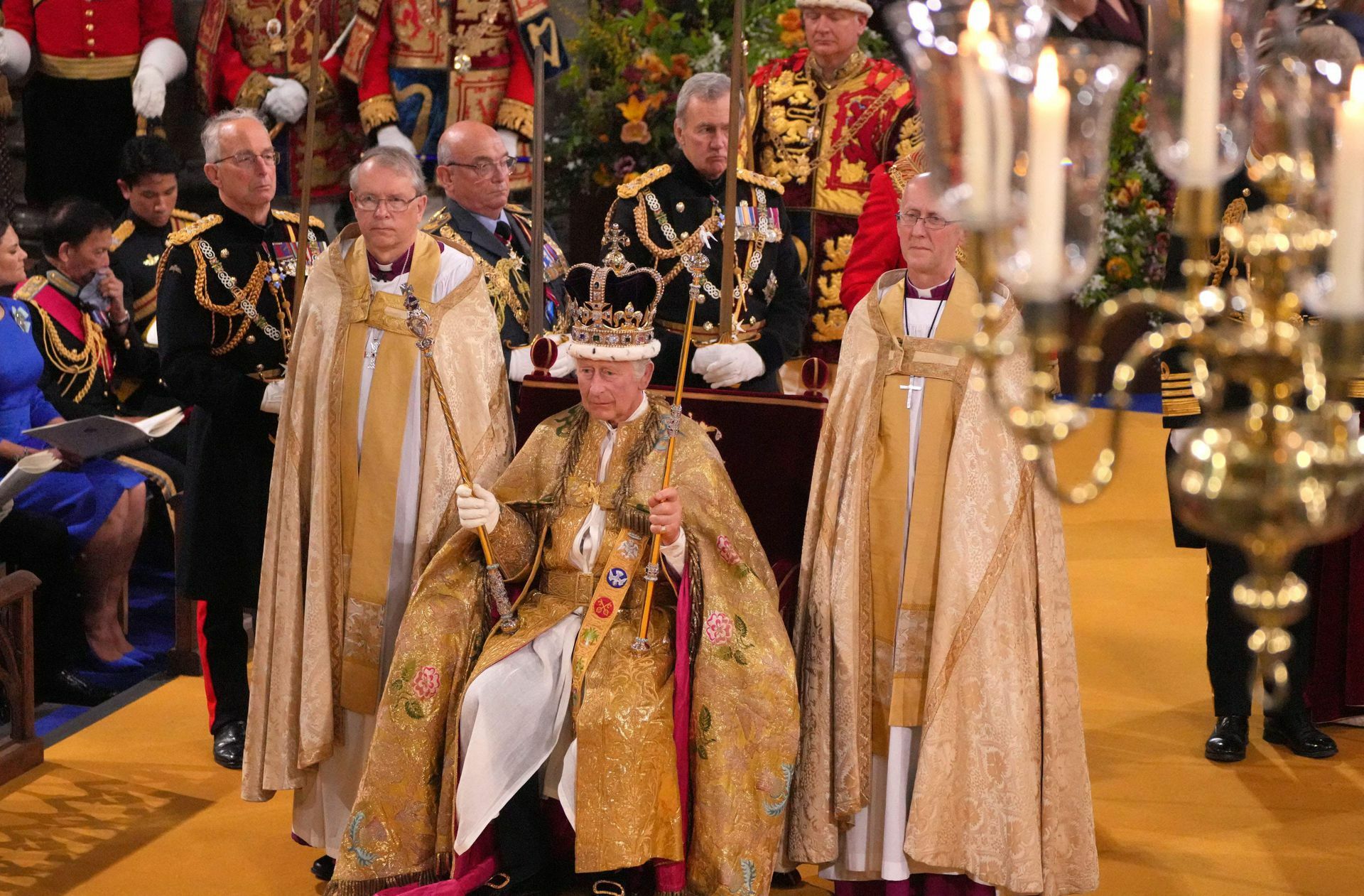 König Charles III. nach seiner Krönung in der Westminster Abbey.