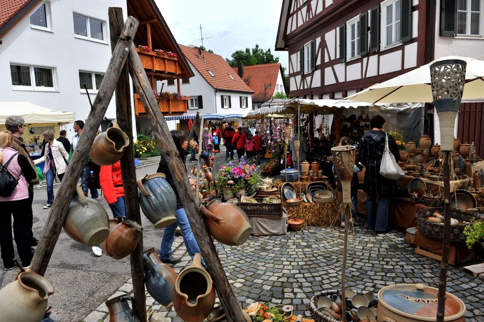 Der Darmsheimer Töpfermarkt übt seine Faszination nicht nur auf ausgesprochene Keramik-Fans aus.     Archivbild: Stampe/A